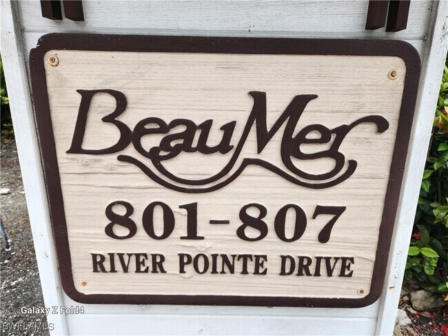 Building Photo - 805 River Point Dr