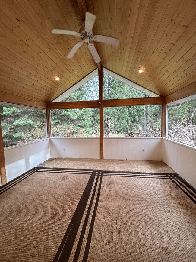 Building Photo - Beautiful Home on 1.2 Acres in Sandpoint