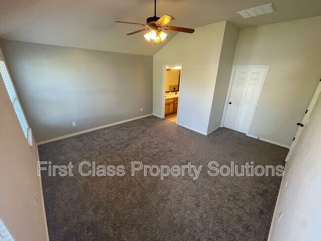 Building Photo - 2265 Blue Jay Dr