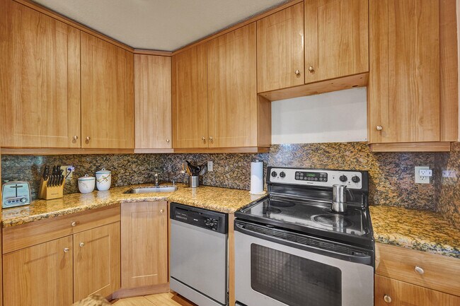 Building Photo - 1423 Holly Heights Dr