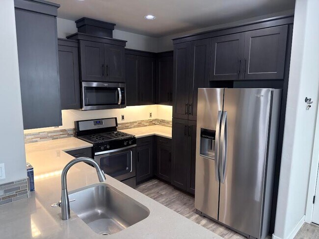 Building Photo - Charming and Sophisticated