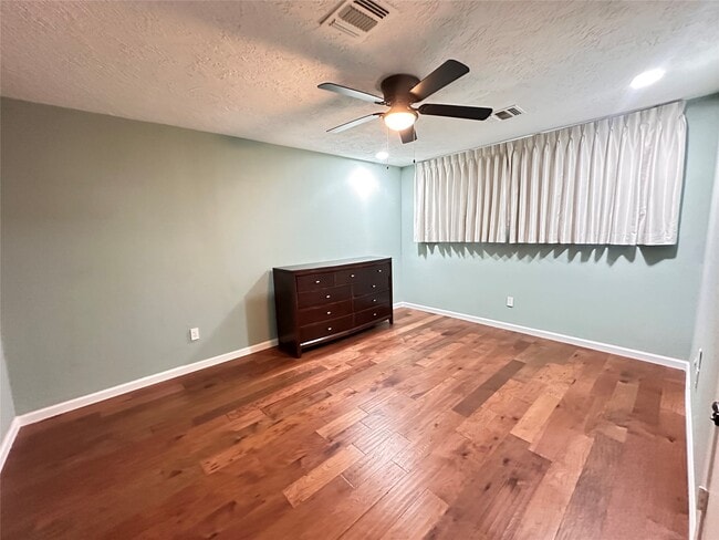 Building Photo - 10902 Bob White Dr