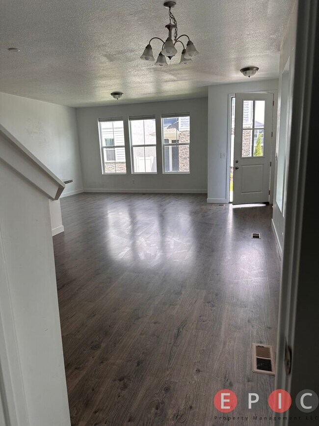 Building Photo - Beautiful Home in Lehi