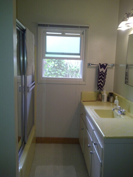 Building Photo - 1334 E 1st St