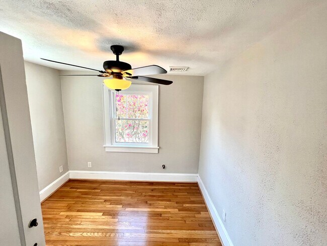 Building Photo - Completely Renovated 4BR Beach Cottage! Tw...
