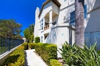 Building Photo - Spacious End-Unit Townhome in the Charming...