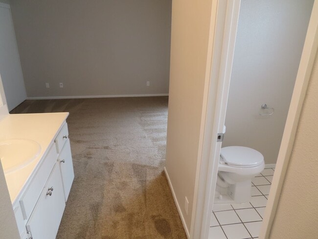 Building Photo - Renovated 2 Bed 2 1/2 Bath Condo with Atta...