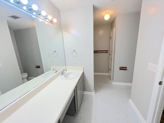 Building Photo - 3 BED | 2 BATH | NEWLY RENOVATED