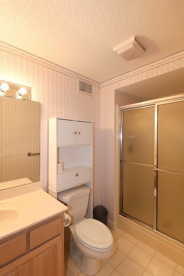 Building Photo - Beautiful 4 Bedroom, 3 Bath home. It has a 2 car garage plus a 1 car carport.  Stay warm in the w...