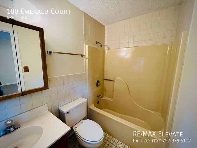 Building Photo - 100 Emerald Ct