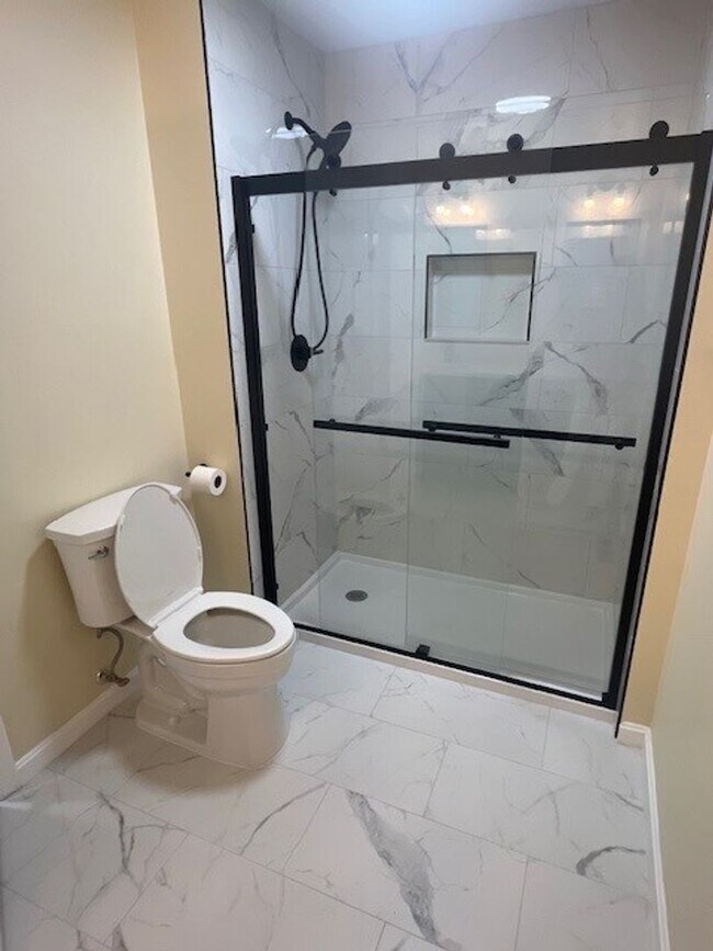 Building Photo - Gorgeous home with boat slip and water views