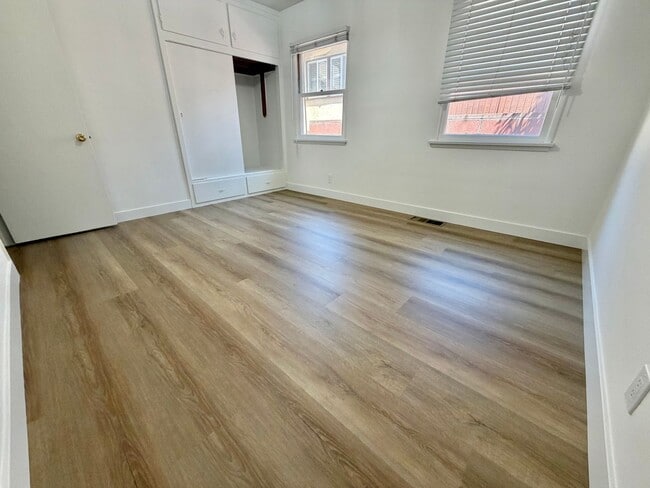 Building Photo - Spacious 3BD Manhattan Beach Home with Brand New Flooring, Large Den & 2-Car Garage