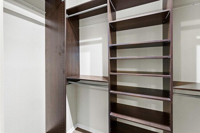 Building Photo - 6600 Valleyside Rd