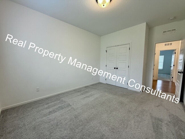 Building Photo - Extraordinary 4 bedroom home in Lee's Summit