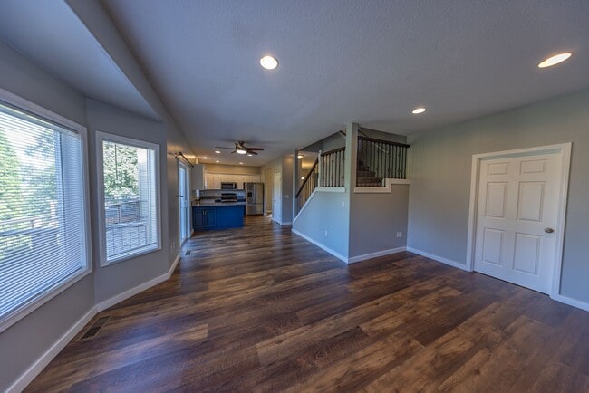 Building Photo - 4 Bedroom house in Hazel Dell - AC, large ...