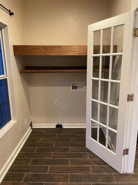 Building Photo - 3336 I-35