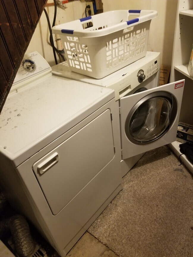 Building Photo - Bi Level Rehabbed 2 Bd 2 Bath With Laundry...