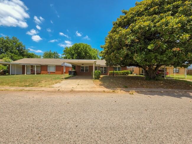Building Photo - 3 Bedroom 2 Bath brick home in Shawnee