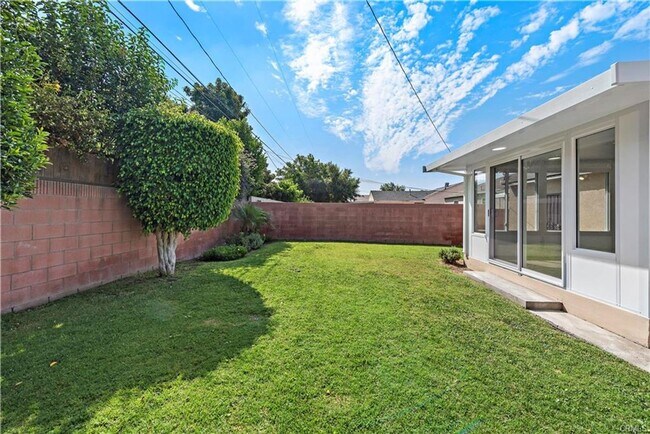 Building Photo - Charming Lakewood Home