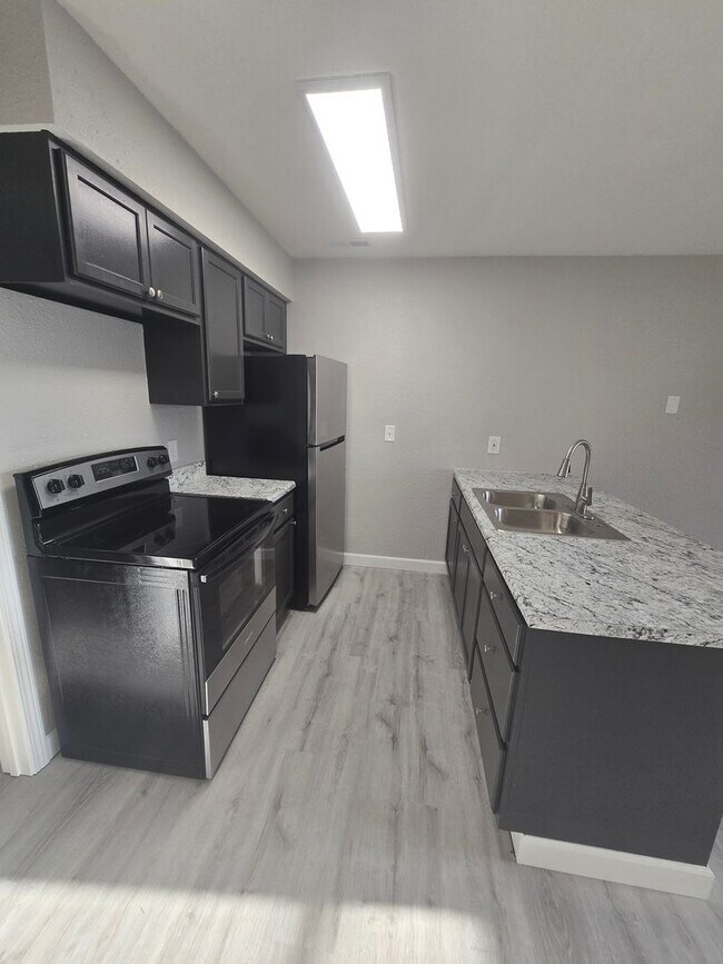 Building Photo - 2 Bedroom , 1 Bathroom Apartment!