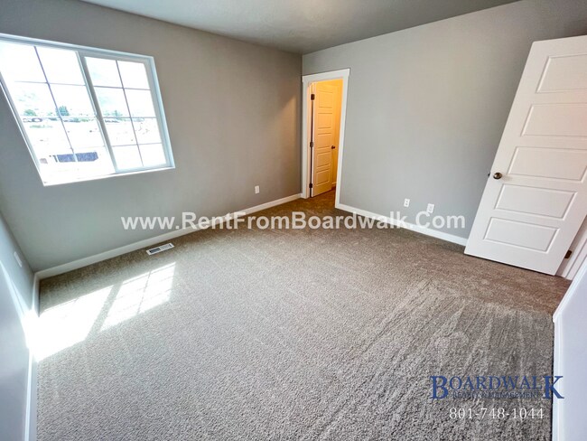 Building Photo - Modern Town Home in Highland!