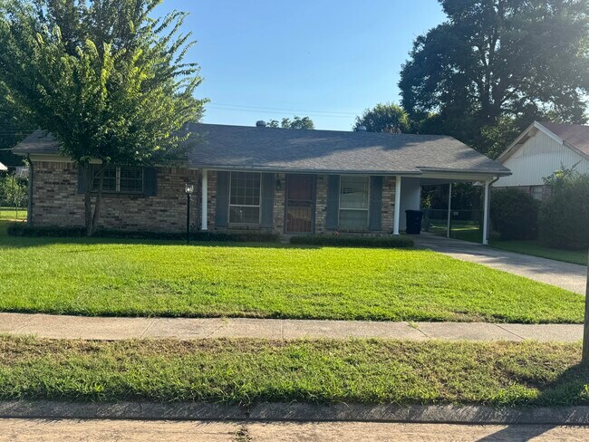 Building Photo - Red Bud Ln