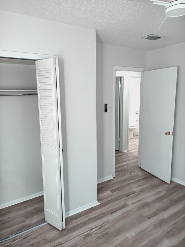 Building Photo - Well-Maintained Home with Modern Features in Prime Live Oak Location