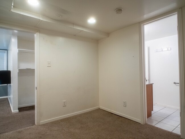 Building Photo - 382 400 S