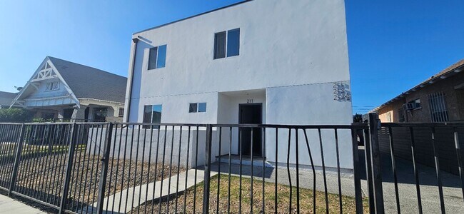 Building Photo - 211 W 43rd St