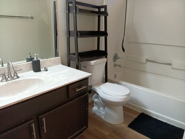 Building Photo - 4 Bedroom, 2 Bathroom! Lovely Home Coming ...