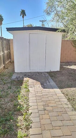 Building Photo - 2715 E Oak St