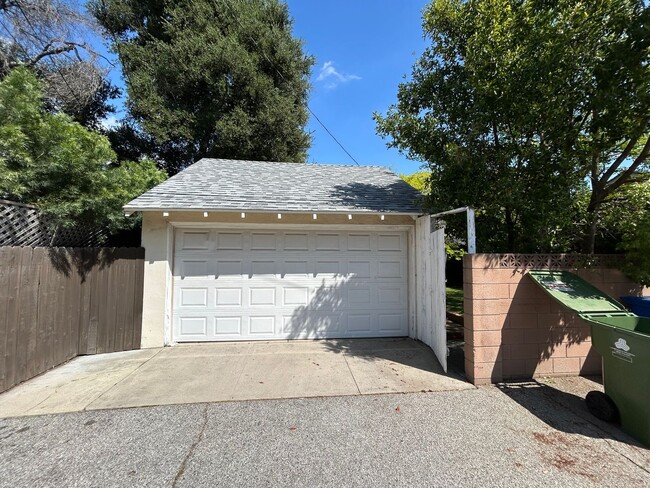 Building Photo - Rare Nostalgic Vintage 2Bedroom Home