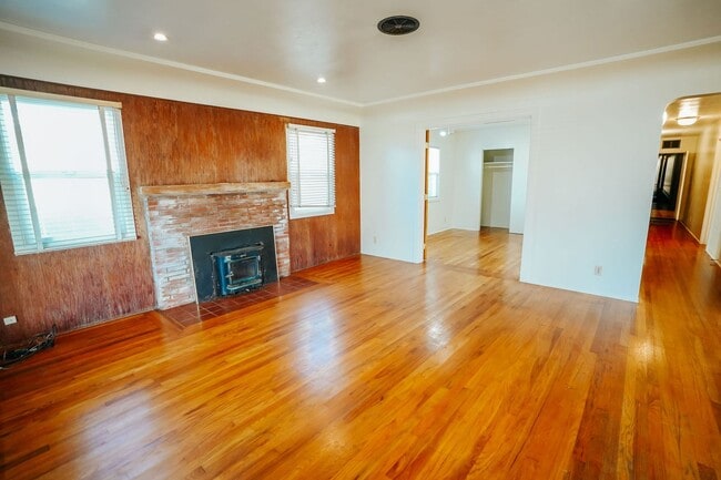 Building Photo - 1911 H St