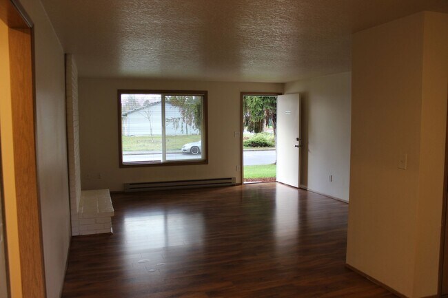 Building Photo - 4 bedroom house