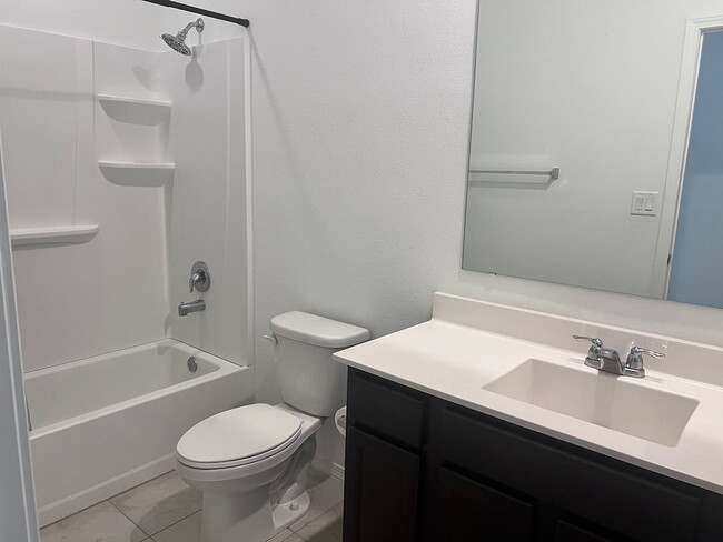 Building Photo - Newer 4 Br, 2 Ba, with the major appliance...