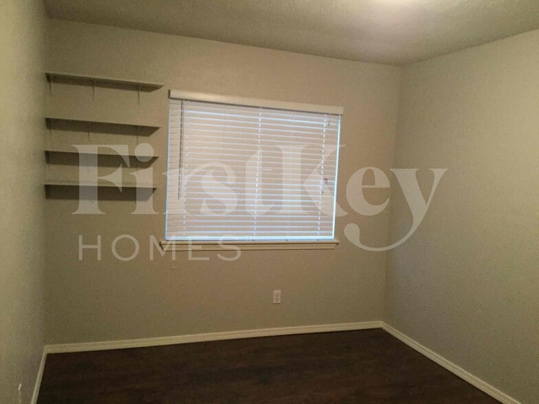 Building Photo - 717 Redbud Dr