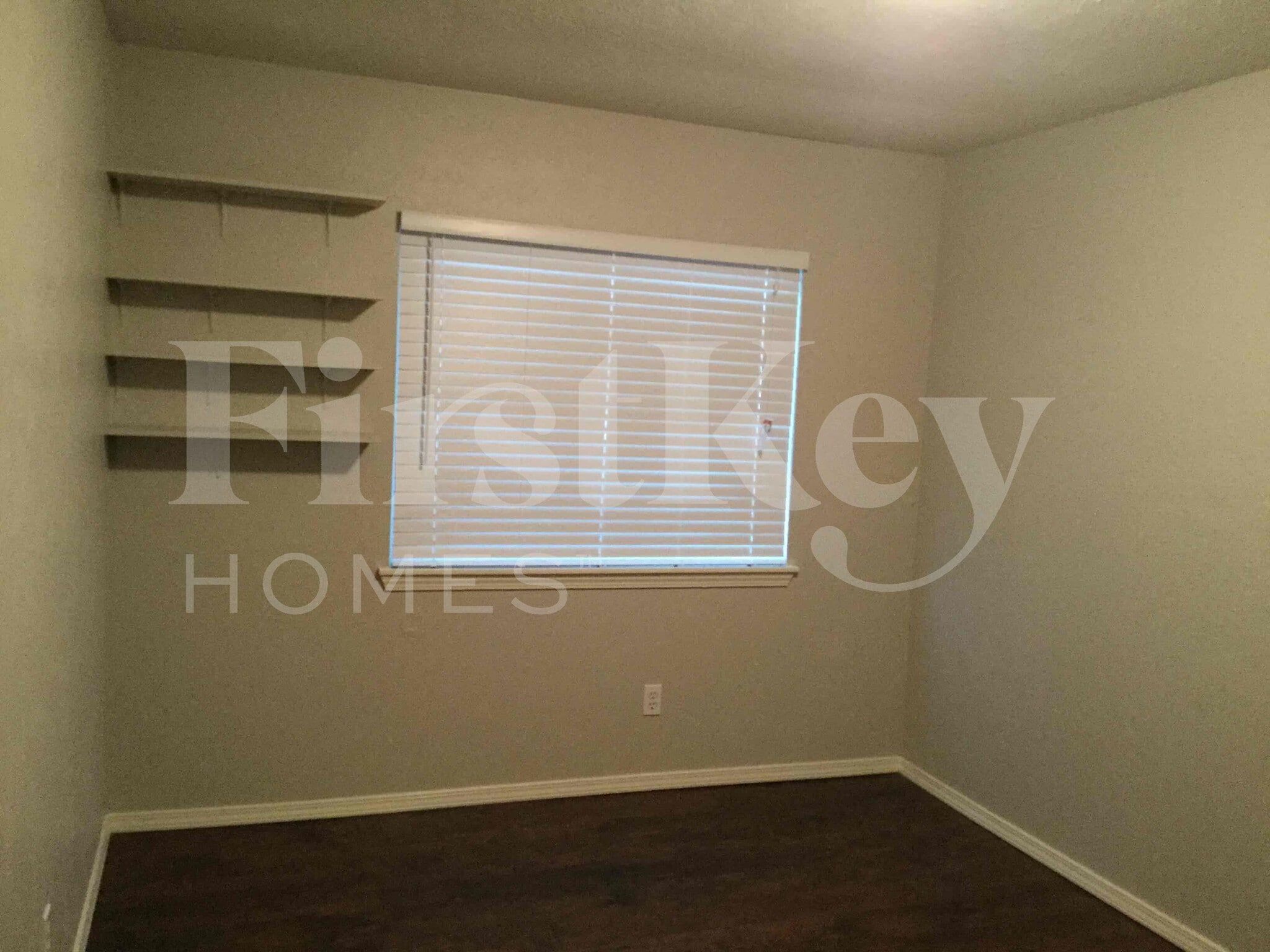Building Photo - 717 Redbud Dr