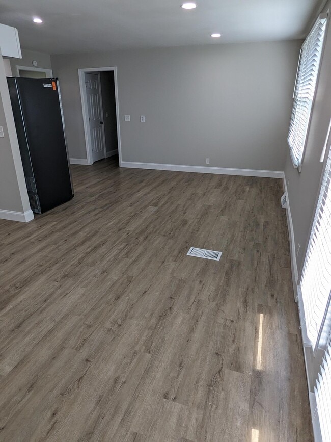 Building Photo - 3253 Niagara Dr