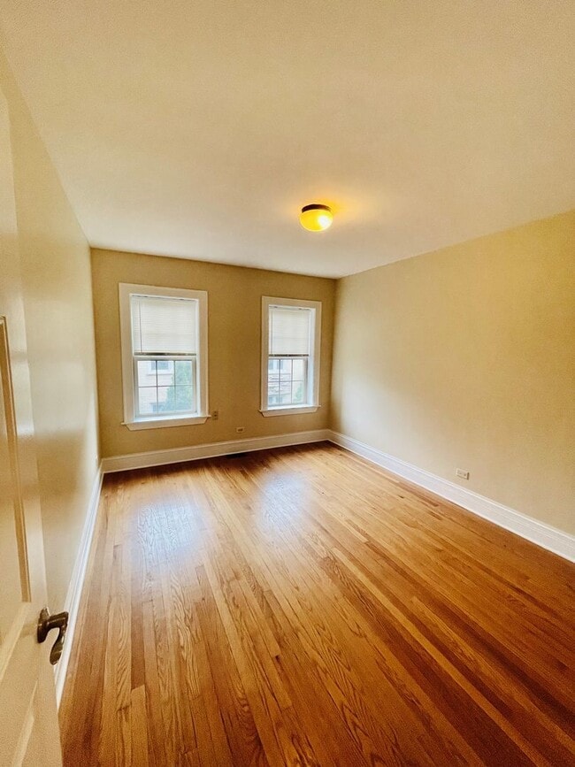 Building Photo - 2050 W Summerdale Ave