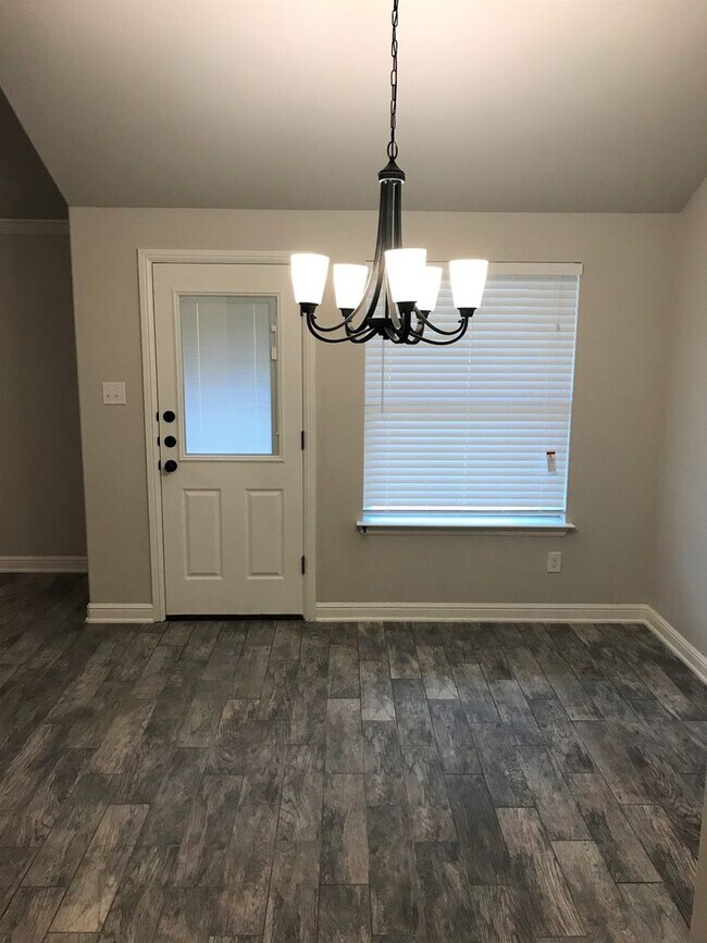 Building Photo - Spacious 3 Bed / 2 Bath Duplex in Trimmier...