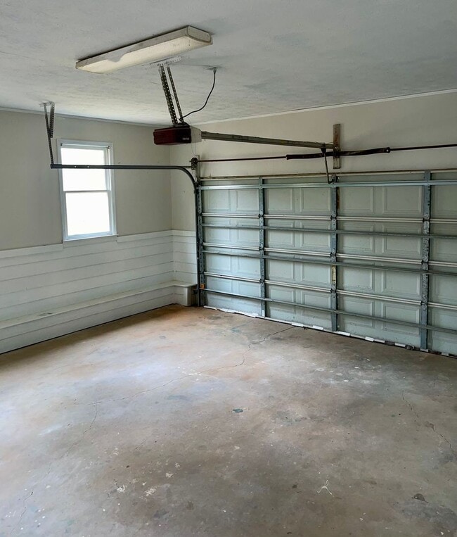 Building Photo - Spacious Updated 3 Bed/2 Bath Situated on a Private Lot!