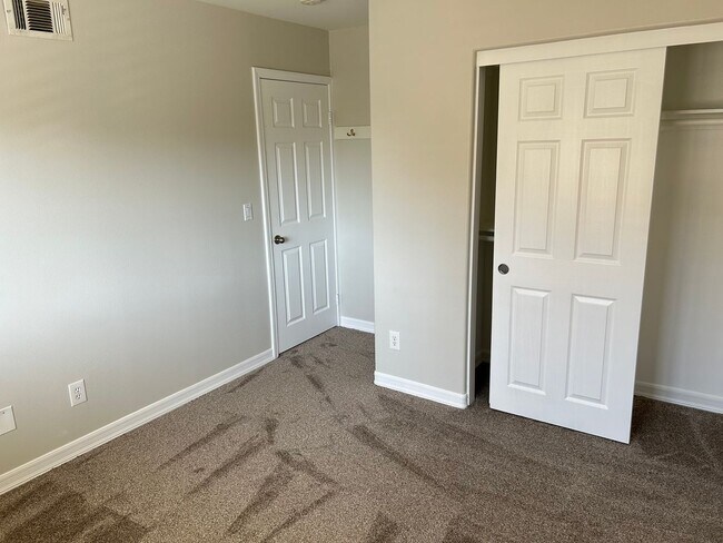 Building Photo - Updated 3 Bed/2.5 Bath Townhome in Gate Community in Anaheim