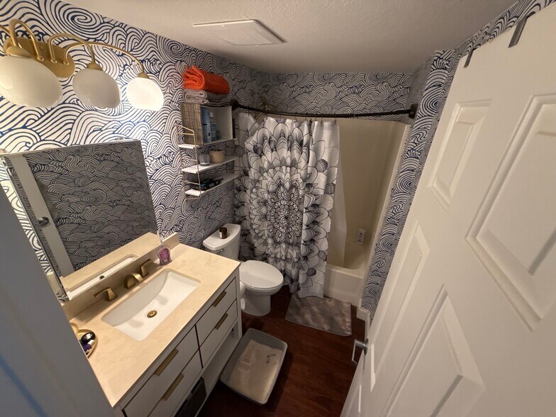 Full bath - 301 Grinnell St