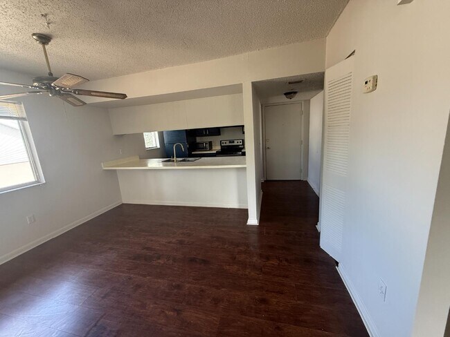 Building Photo - 136 Country Club Dr