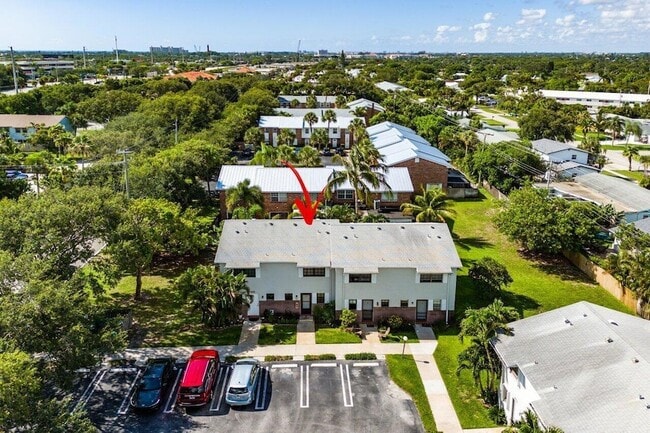 Building Photo - 421 N Cypress Dr