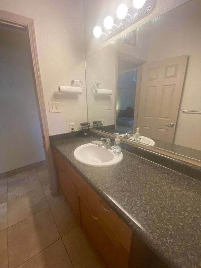 Building Photo - Great price for this 3 Bedroom 1.5 Bathroo...