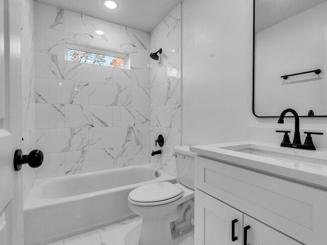 Building Photo - ? 3 Bed / 2.5 Bath Duplex – Spacious & Move-In Ready! ?