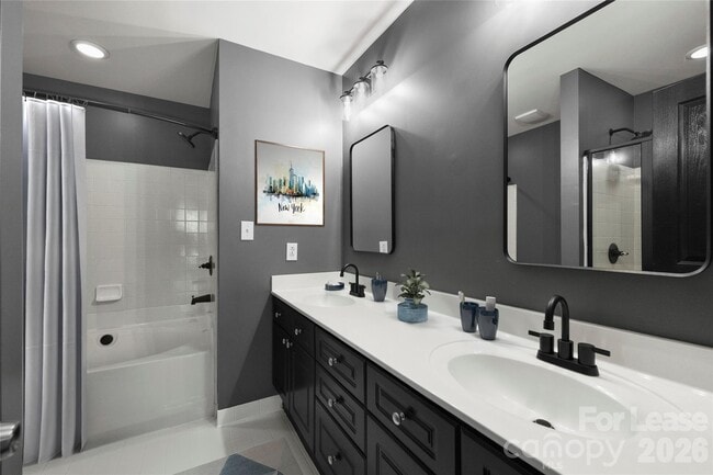 Building Photo - 343 W 7th St