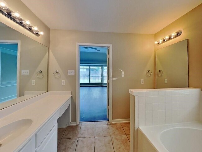 Building Photo - 439 Pinewood Ridge Dr