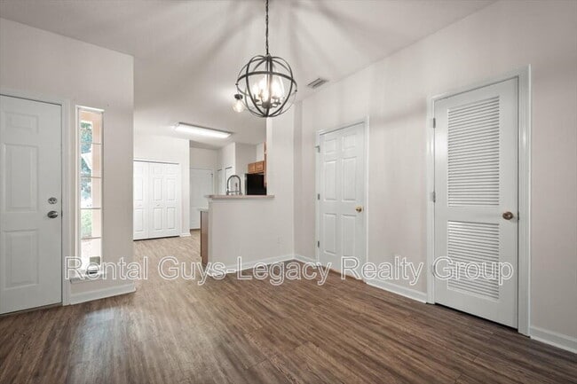 Building Photo - 512 Southbranch Dr